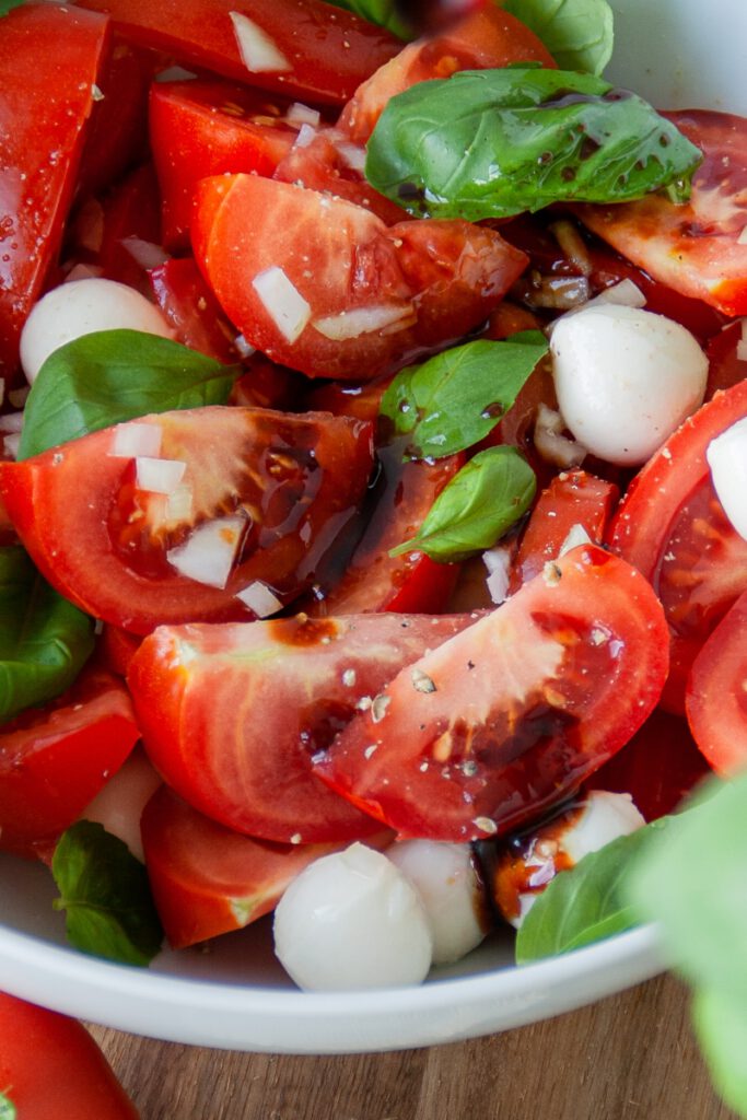 Das einfachste Rezept für Balsamico-Dressing, das ihr jemals machen werdet! Diese klassische Salat-Vinaigrette passt perfekt zu Tomatensalate oder Caprese. Sie ist leicht und schnell angerührt, schmeckt dank Balsamicoessig herrlich nach Sommer und mit diesem Grundrezept für das Dressing, seid ihr für jeden Grillabend gerüstet.