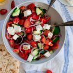 Griechischer Bauernsalat ist mit viel frischem Gemüse und herzhaftem Feta der Sommersalat schlechthin. Immer lecker, einfach vorzubereiten und perfekt als Beilage zum Grillen oder zu Fladenbrot an einem warmen Abend.