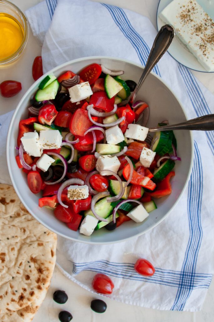 Griechischer Bauernsalat ist mit viel frischem Gemüse und herzhaftem Feta der Sommersalat schlechthin. Immer lecker, einfach vorzubereiten und perfekt als Beilage zum Grillen oder zu Fladenbrot an einem warmen Abend.