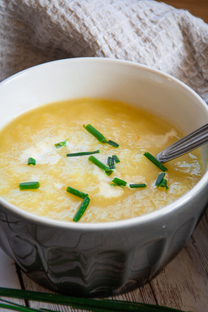 Diese cremige Kartoffel-Lauch-Suppe ist ein einfaches One-Pot-Gericht, das würzig schmeckt, schnell gekocht ist und für das ihr nur 5 Grundzutaten braucht. Das perfekte Gericht bei kaltem Wetter für die ganze Familie!