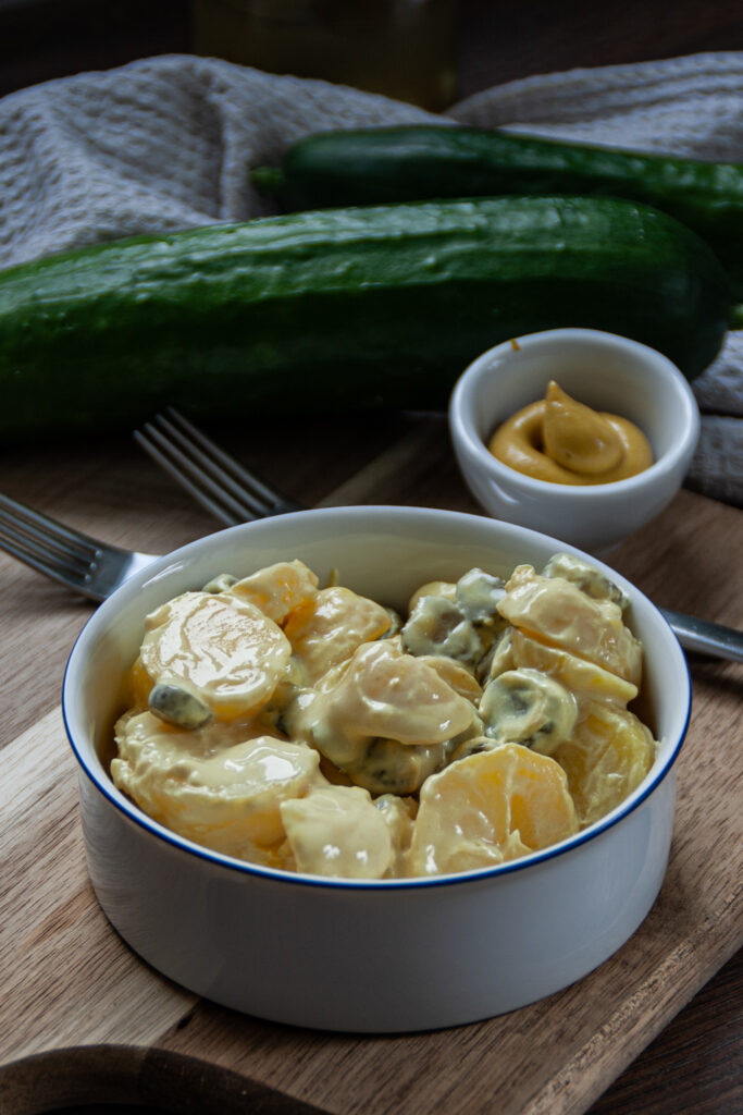 Kartoffelsalat mit Joghurtdressing ist die leichte Variante des Klassikers – ideal für den heiligen Abend. Das allerbeste daran: Das Rezept kommt mit wenigen Grundzutaten aus und ist super schnell zubereitet.