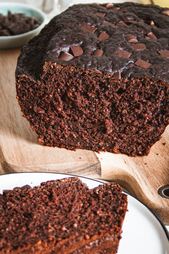 Dieses leckere Schokobananenbrot geht glatt als Schokoladenkuchen durch. Es ist schokoladig, saftig und unglaublich lecker! 